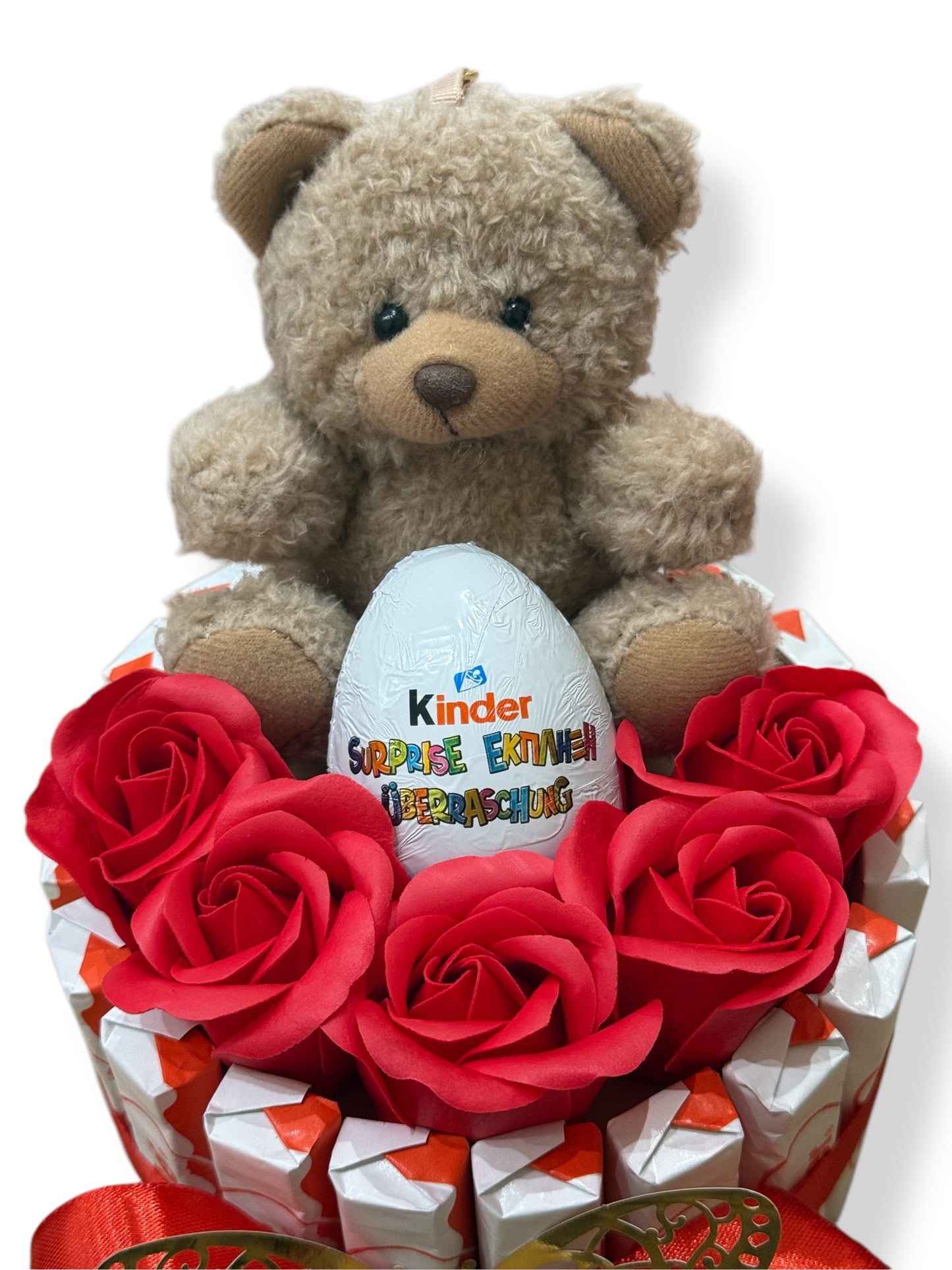 Coffret Cadeau avec Ours en Peluche, Œuf Kinder Surprise et Roses – Disponible en Marron ou Blanc