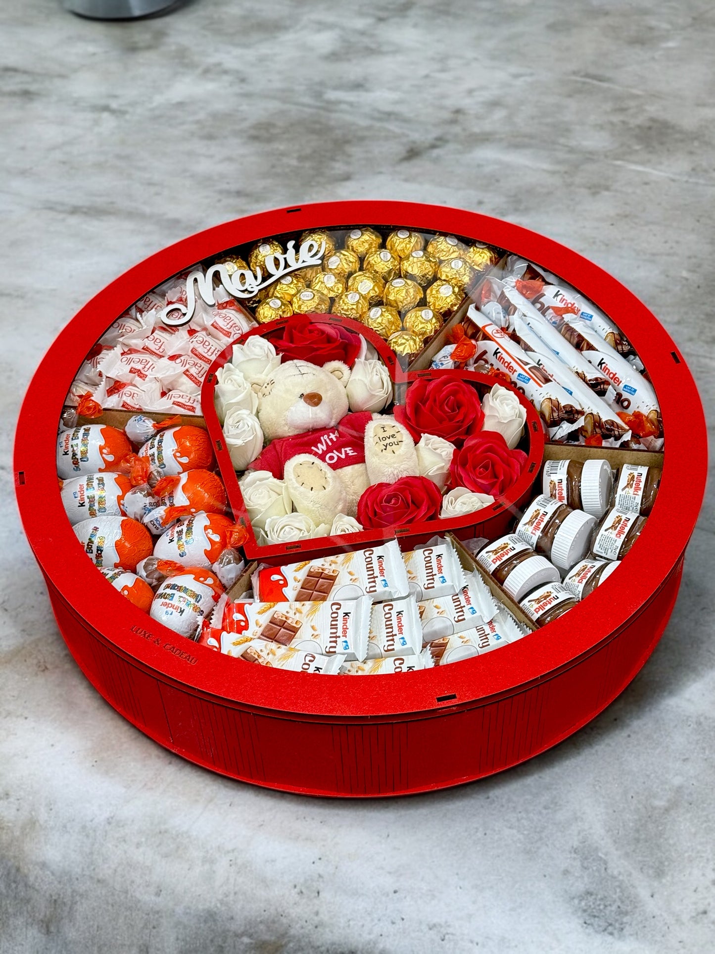 Coffret Cadeau Original en Bois Fait Main – Chocolats de Luxe & Peluche Cœur