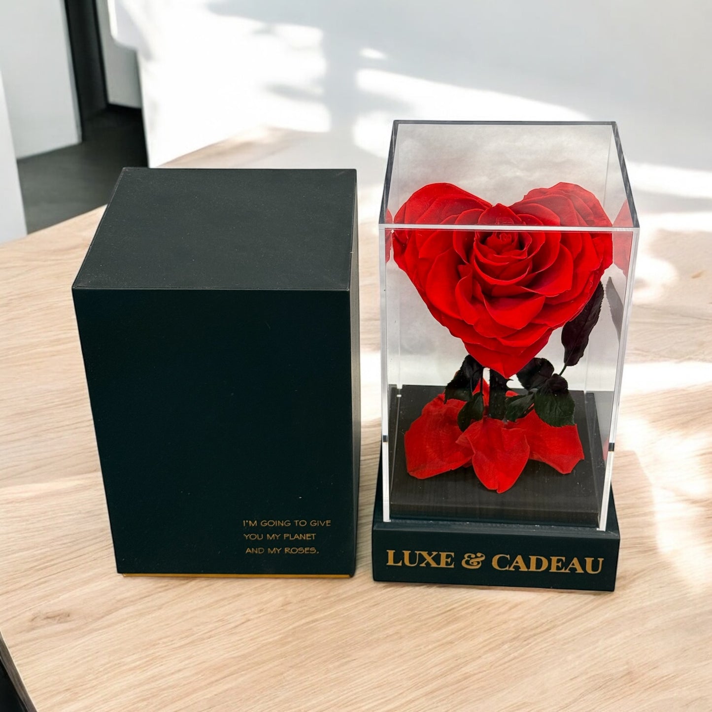 Rose Rouge en Forme de Cœur dans Boîte Cadeau Luxe avec Couvercle Acrylique – Cadeau Éternel de Luxe