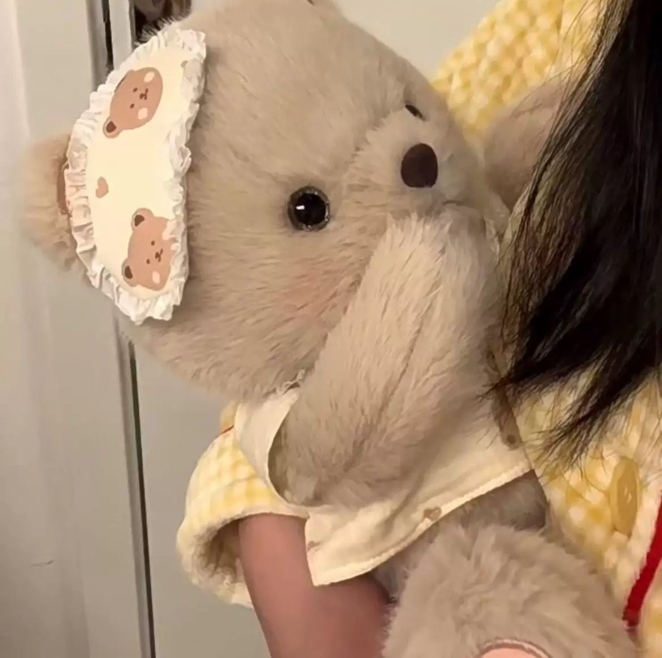 Doudou Doux 40 cm – Ourson Habillé à la Main en Tenue Blanche Élégante | Fait Main avec Amour