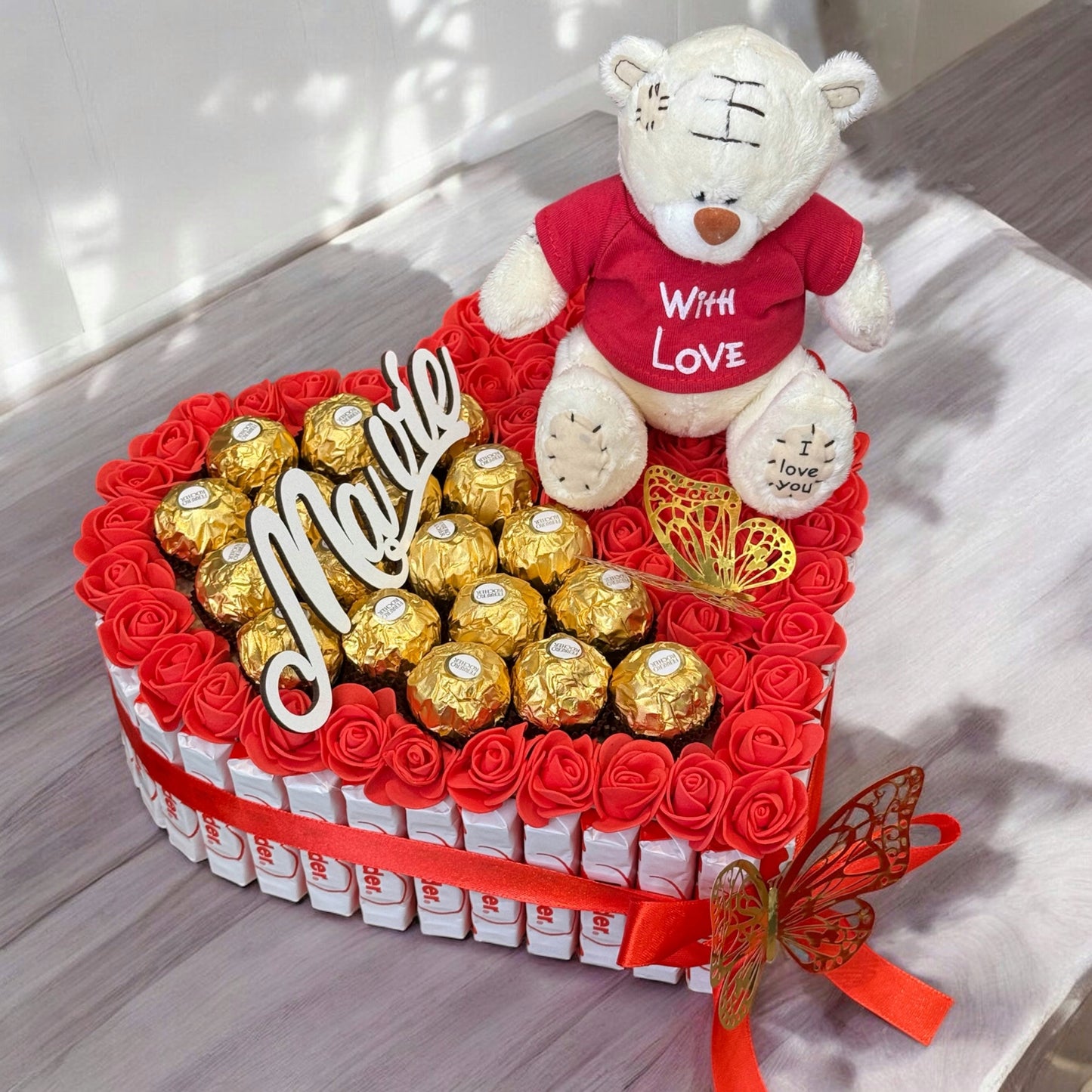 Cadeau original pour femme – Coffret cœur avec ourson, bonbons et fleurs
