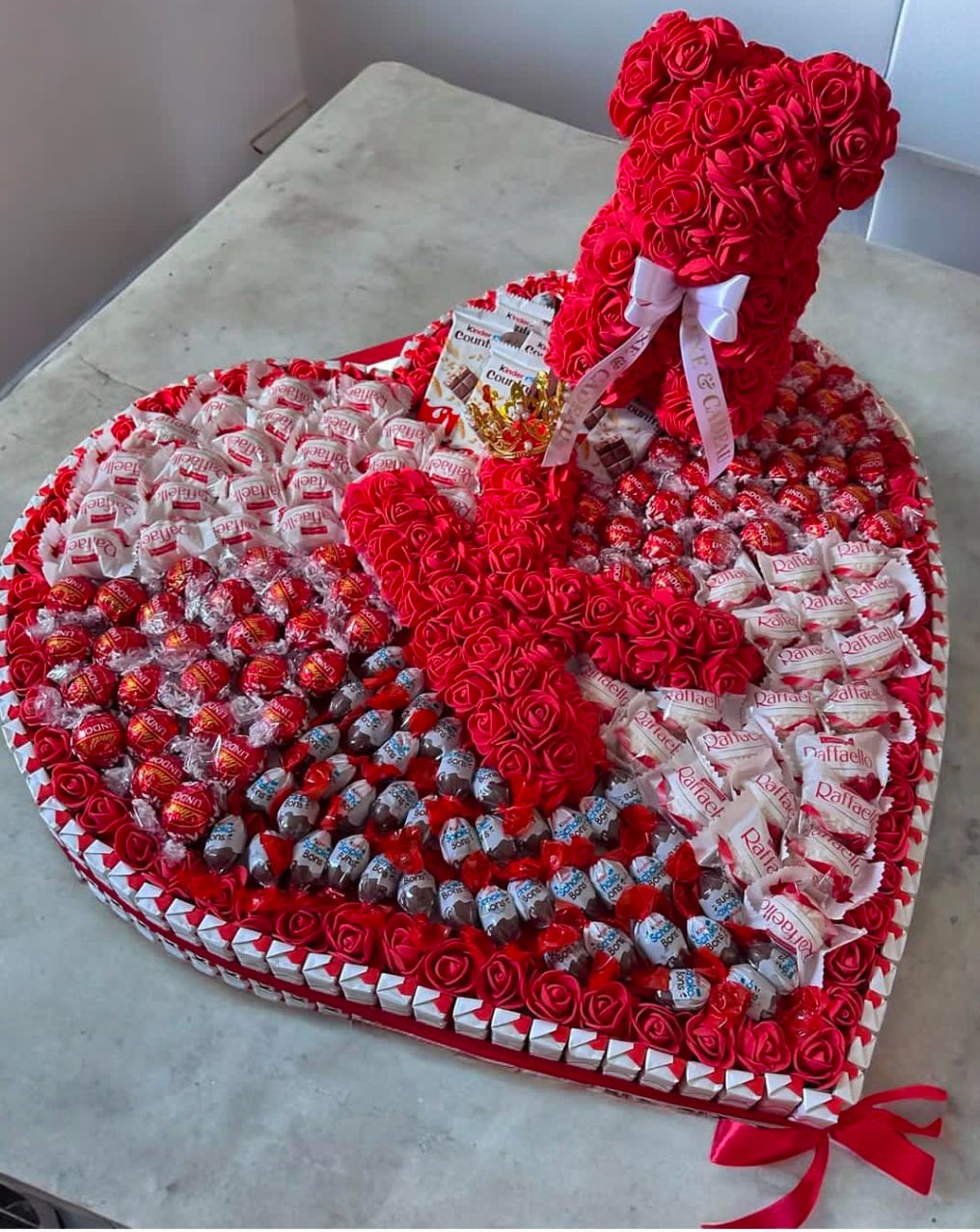 Composition en forme de cœur avec ourson en roses – personnalisable Dimensions : 60 cm x 65 cm | Lettre sur commande