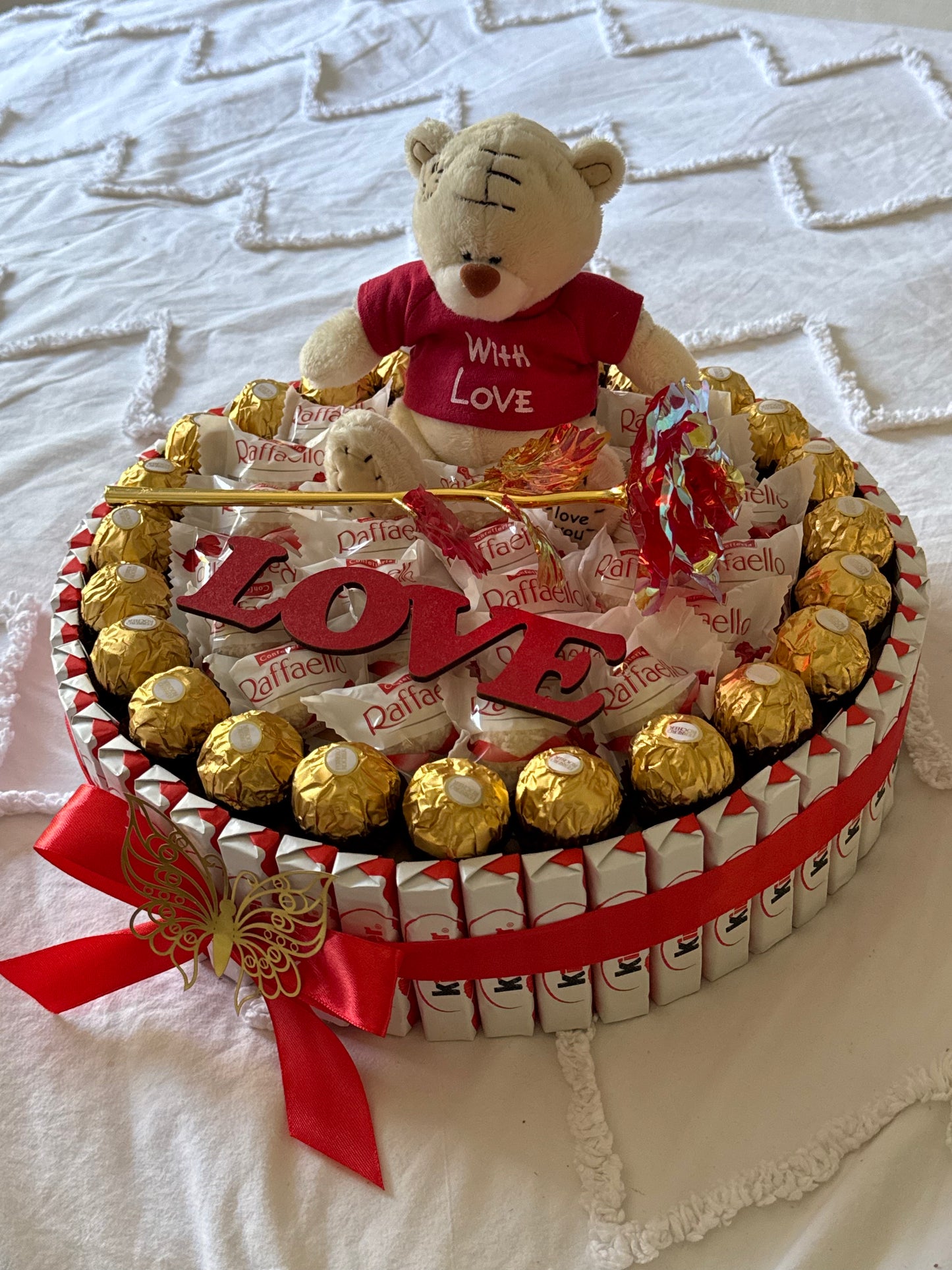 Cadeau romantique avec peluche, chocolats Ferrero et rose dorée 24K
