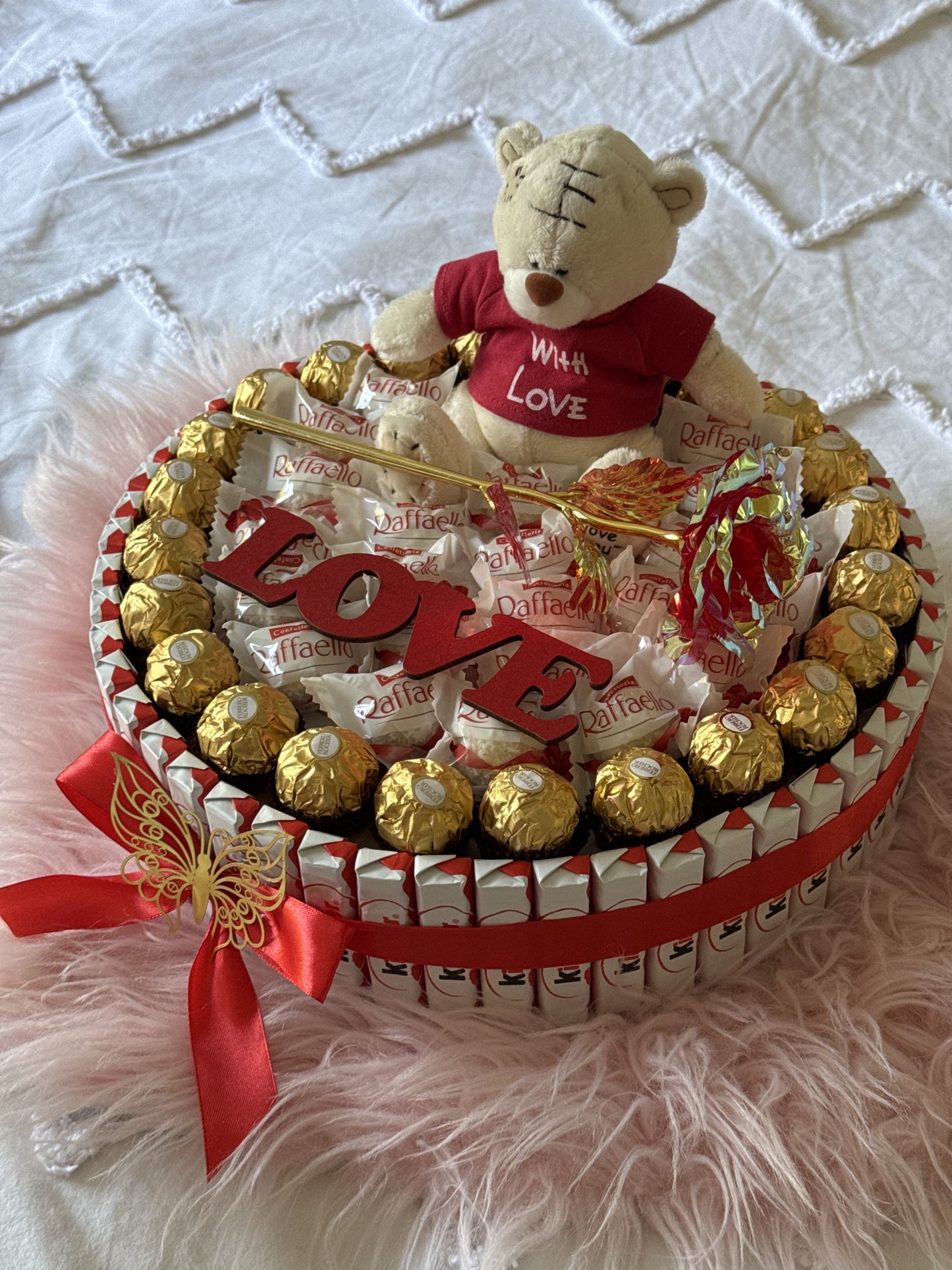 Cadeau romantique avec peluche, chocolats Ferrero et rose dorée 24K