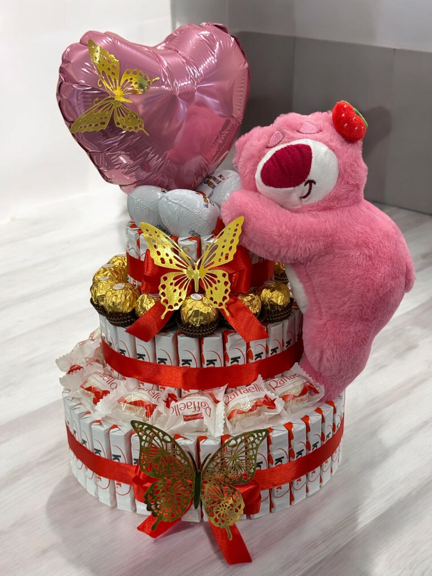 Gâteau de bonbons avec peluche, ballon cœur et chocolats – Idée cadeau originale, romantique et gourmande