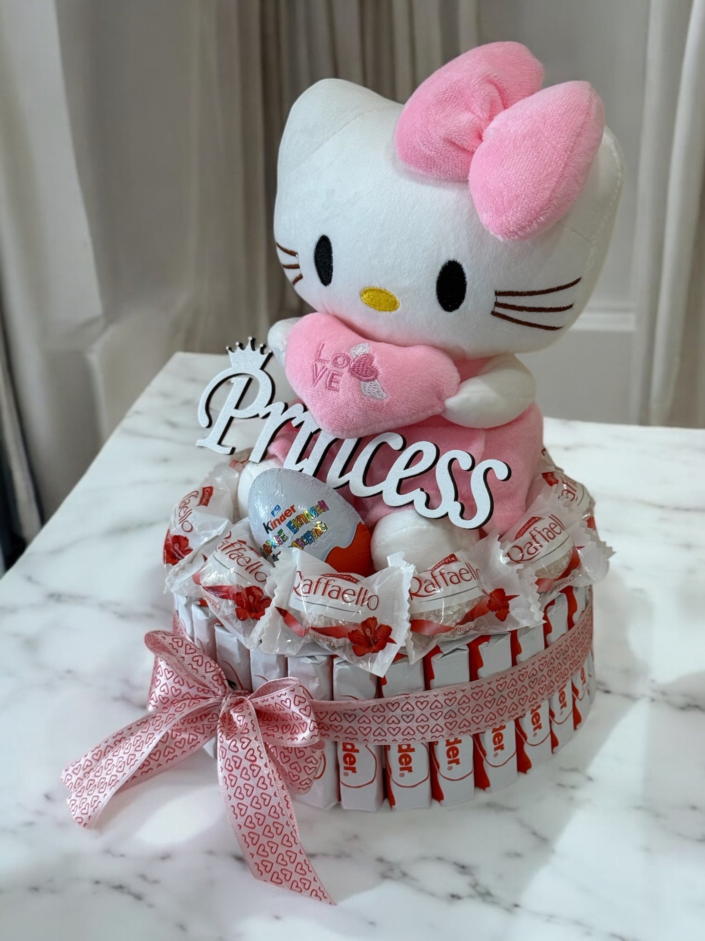 Bouquet de Bonbons “Hello Kitty Princesse” – Cadeau Doux et Élégant