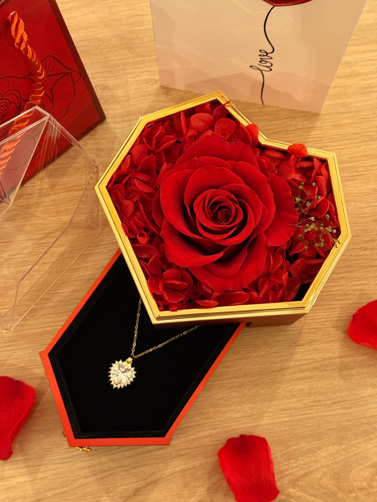 Rose éternelle avec bijoux