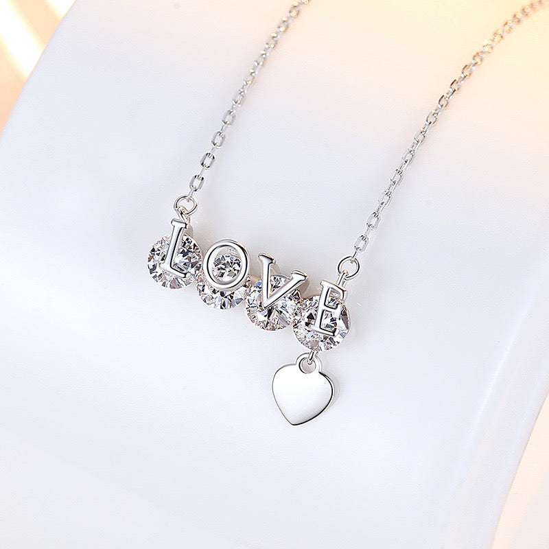 Collier “LOVE” brillant – Coffret romantique prêt à offrir