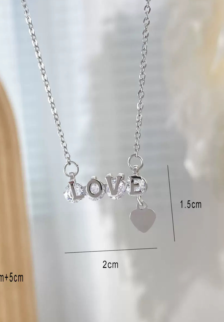 Collier “LOVE” brillant – Coffret romantique prêt à offrir