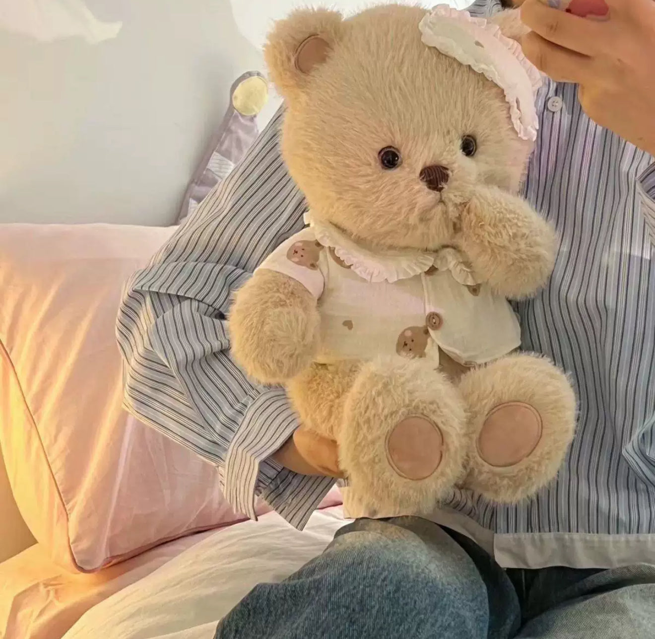 Doudou Doux 40 cm – Ourson Habillé à la Main en Tenue Blanche Élégante | Fait Main avec Amour