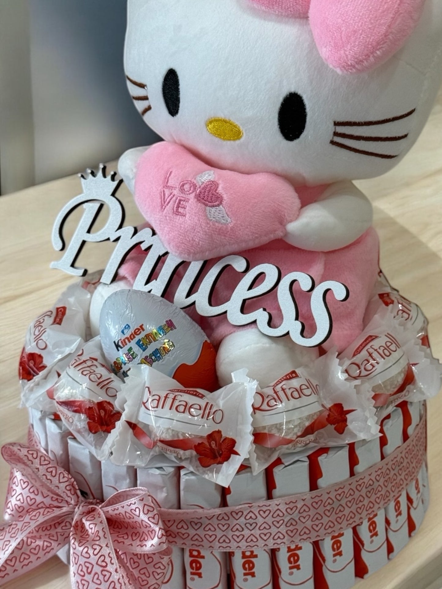 Bouquet de Bonbons “Hello Kitty Princesse” – Cadeau Doux et Élégant