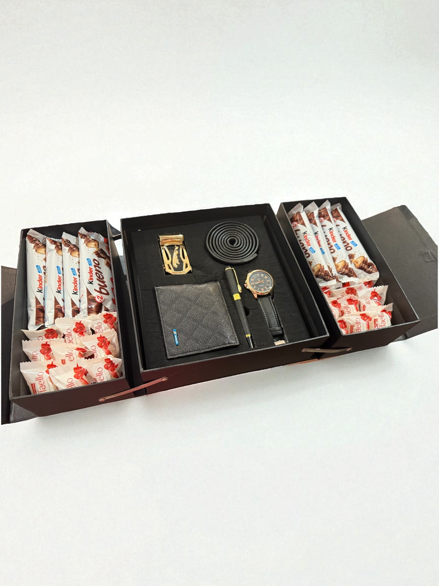 Coffret avec port feuille, ceinture et des chocolats