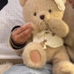 Doudou Doux 40 cm – Ourson Habillé à la Main en Tenue Blanche Élégante | Fait Main avec Amour