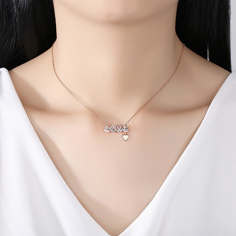Collier “LOVE” brillant – Coffret romantique prêt à offrir