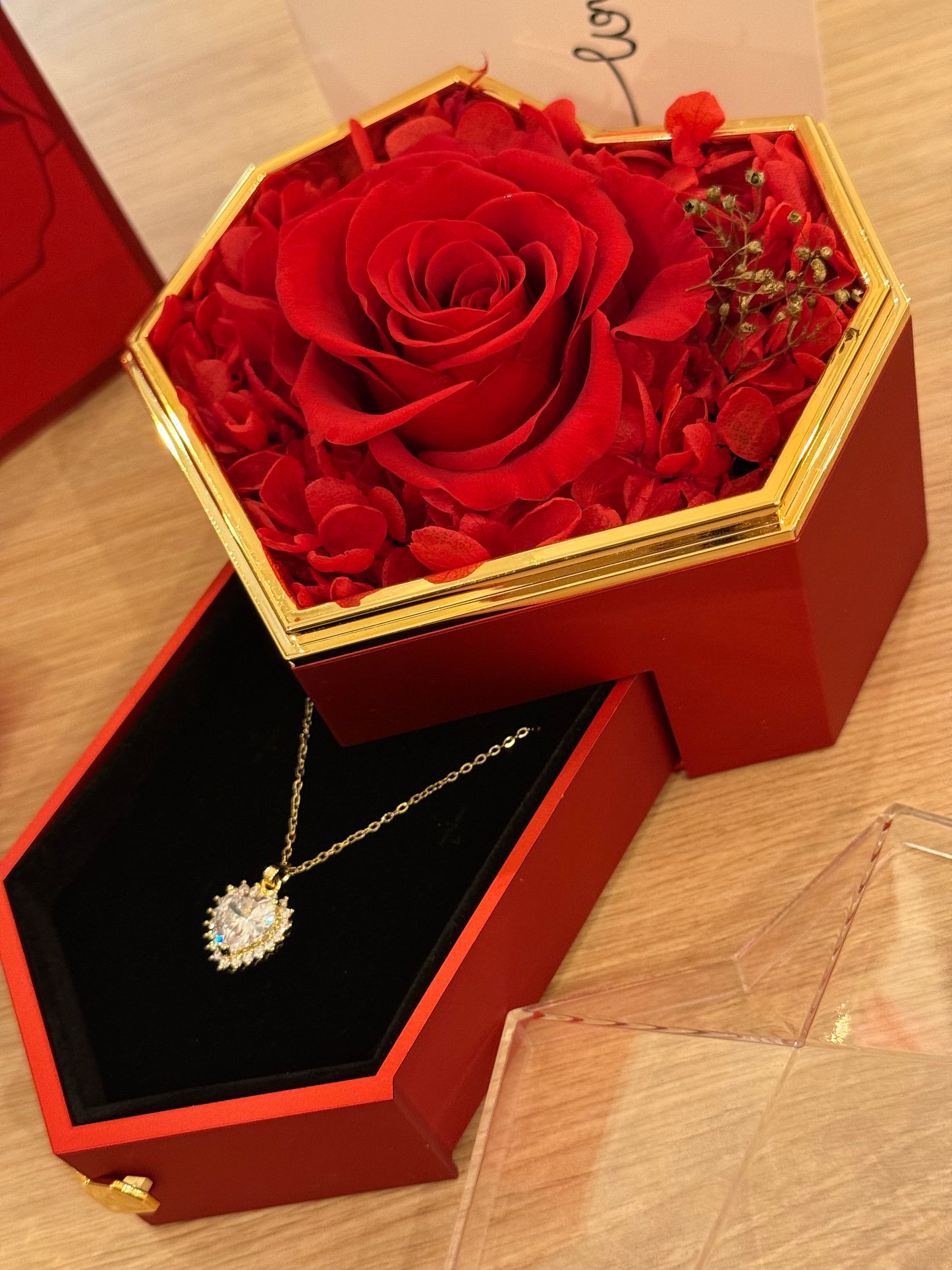 Rose éternelle avec bijoux