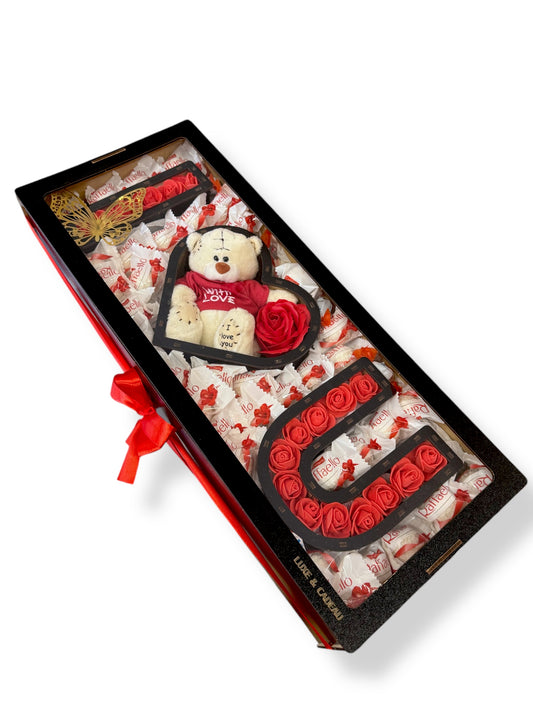 Coffret Cadeau en Bois « LOVE » – Fait Main – Ours en Peluche, Roses Éternelles, Chocolats Raffaello