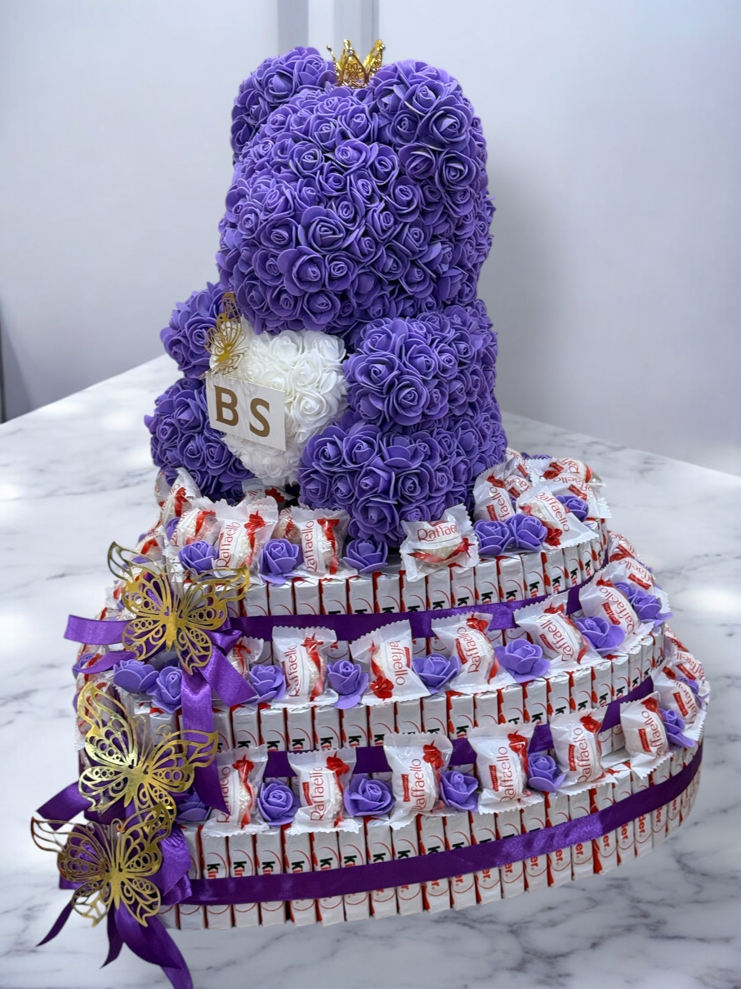 Composition cadeau avec ourson en roses et bonbons Raffaello – un cadeau sucré et élégant