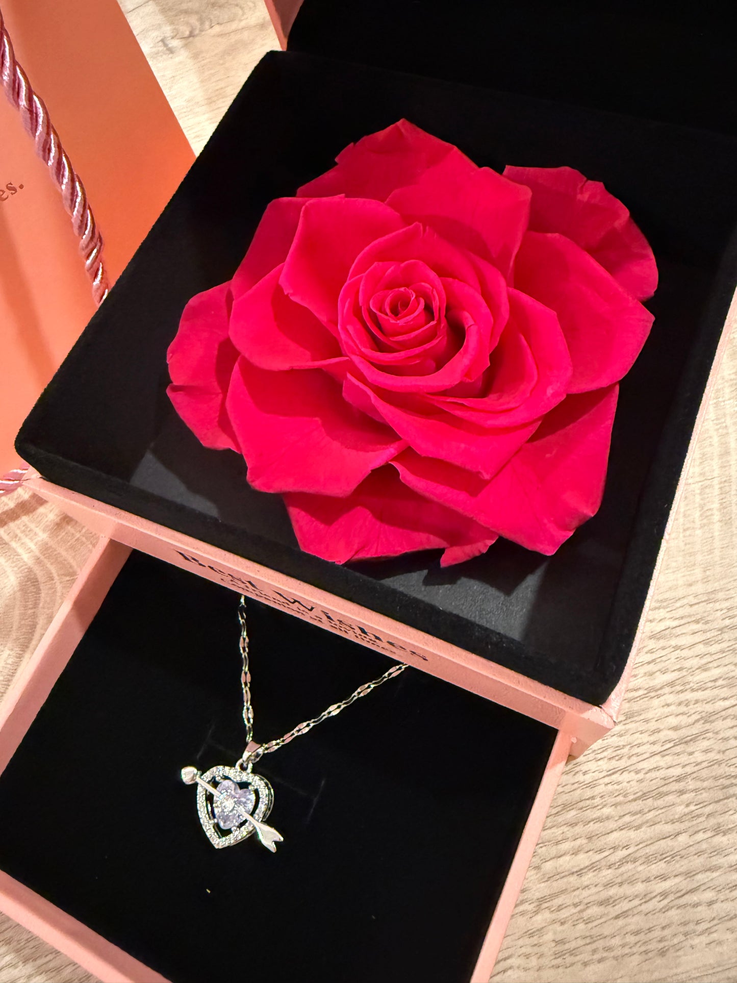 Rose éternelle avec bijoux