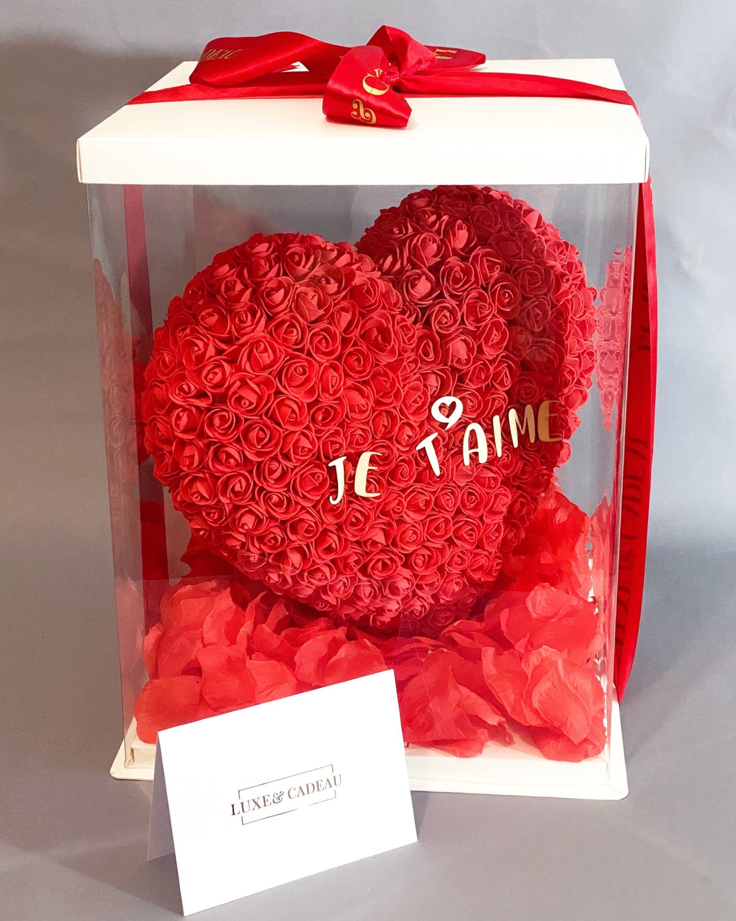 Cœur de roses avec pétales